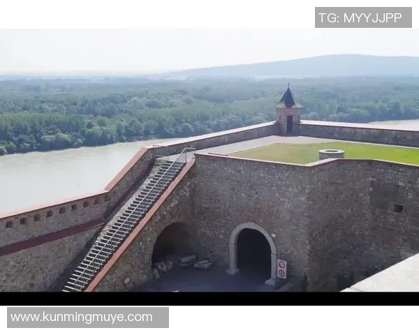 多瑙河畔的足球对决伊特什挑战多瑙的荣耀与激情