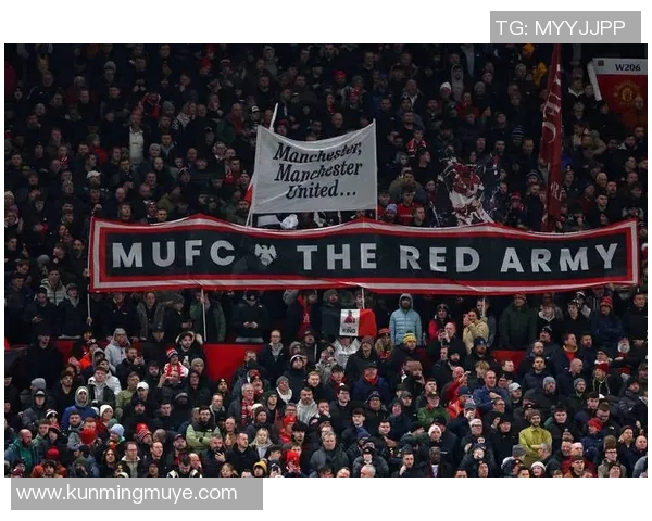 曼联迎战年青人强强对决引发球迷热议与期待