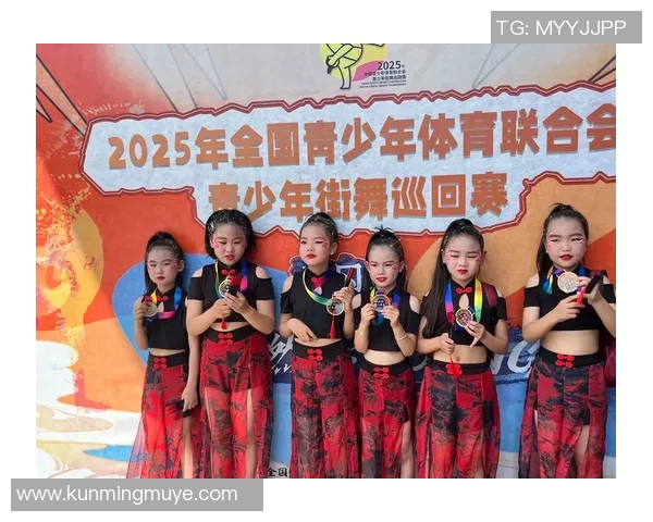 重庆街舞队荣登全国街舞速度排行榜第八名展现实力与风采 重庆街舞队荣登全国街舞速度排行榜第八名展现实力与风采